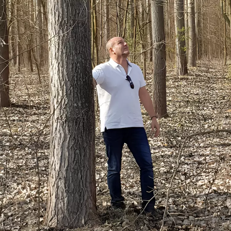 Photo de Jacques Lecoeur directeur de Nobylis près d'un acacia dans la forêt