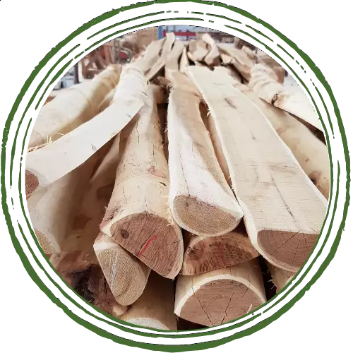 Photo de piquets ronds et demi-ronds écorcés