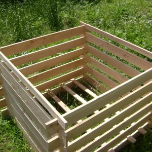 Photo d'un bac à compost réalisé avec du bois d'acacia robinier de chez Nobylis
