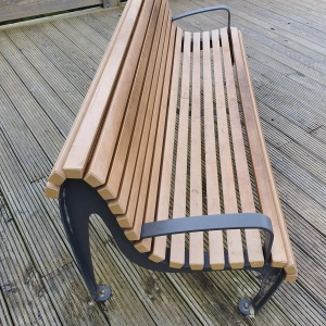 Photo d'un banc public en bois d'acacia