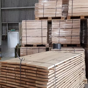Photo de palettes de bois de sciage en acacia robinier entreposées dans l'usine hongroise en collaboration avec Nobylis