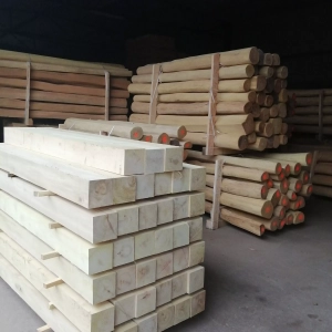 Photo d'une palette de bornes carrées en acacia robinier