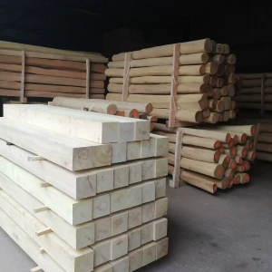 Photo d'une palette de bornes carrées en acacia robinier