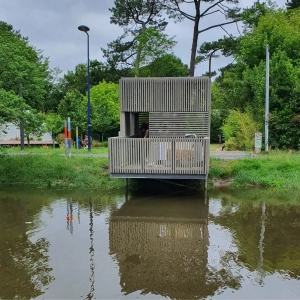 Photo d'une cabane faite de bois d'acacia