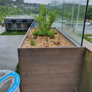 Photo d'une jardinière faite en bois d'acacia