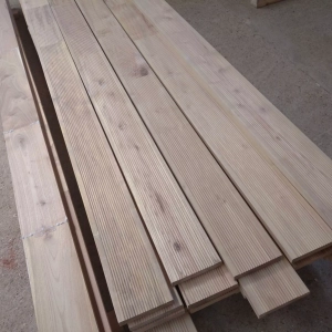 Photo de longues lames de terrasses en bois d'acacia robinier