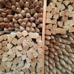 Photo de palettes empilées contenant des marquants sciées triangulaires