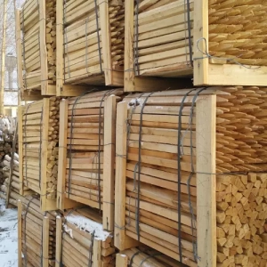 Photo de palettes empilées et sanglées de marquants sciées triangulaires que l'on peut retrouver sur l'exploitation hongroise travaillant pour Nobylis