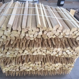 Photo d'une palette de marquants sciés et sanglés en bois d'acacia robinier