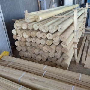 Photo d'une palette de piquets ronds fraisés