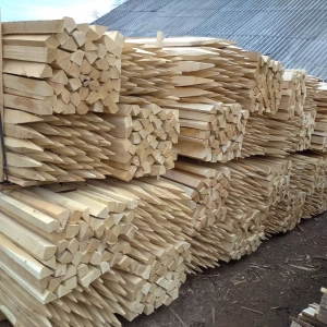 Photo de palettes empilées de piquets sciés à pointes triangulaires