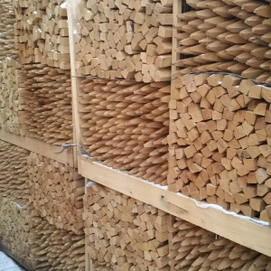 Photo de palettes de marquants sciés entassés