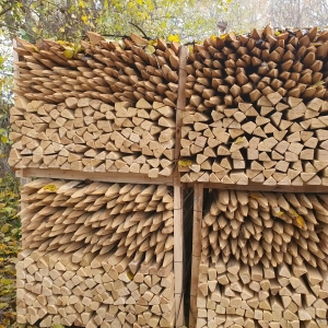 Photo de palettes empilées contenant des piquets triangulaires