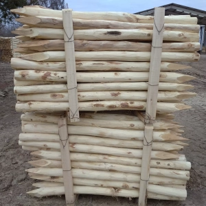 Photo de deux palettes de piquets triangulaires sciés fendus rabotés