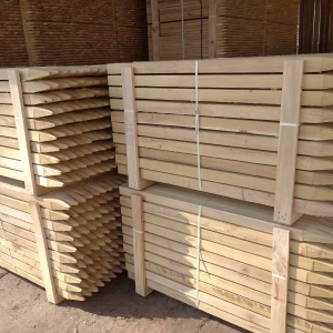 Photo de palettes de piquets à bout carré entreposées dans l'usine