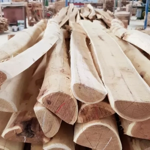 Photo de piquet demi ronds écorcés que l'ont peut retrouver dans l'usine travaillant pour Nobylis