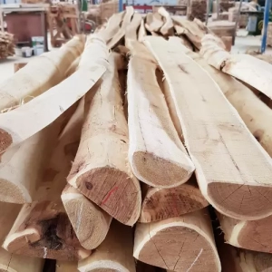 Photo de piquet demi ronds écorcés que l'ont peut retrouver dans l'usine travaillant pour Nobylis