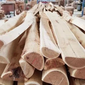 Photo de piquet demi ronds écorcés que l'ont peut retrouver dans l'usine travaillant pour Nobylis
