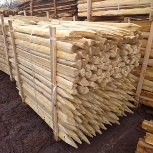 Photo de palettes de piquets triangulaires fendus