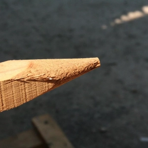 Photo zoom d'une extrémité d'un piquet à pointe taille crayon