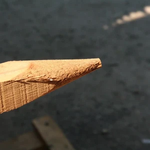 Photo zoom d'une extrémité d'un piquet à pointe taille crayon