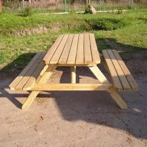 Photo d'une table de pique nique réalisée en bois de robinier "faux-acacia"